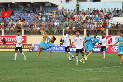  C&aacute;c cầu thủ Sanna Kh&aacute;nh H&ograve;a - Bi&ecirc;̉n Vi&ecirc;̣t Nam  trong trận đấu gặp Đồng Nai FC tr&ecirc;n s&acirc;n 19-8 Nha Trang.    